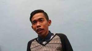 Dede sunandar memberikan momen berkesan dengan menemani sang istri selama persalinan anak ketiga. Profil Dede Sunandar Komedian Yang Dihina Istri Artis Terkenal