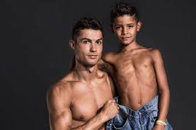 Cristiano Ronaldo Junior Pamer Perut Sixpack Netizen Malah Bergidik Ngeri Melihatnya Semua Halaman Bolasport Com Dengan tubuh sixpack, maka pria akan jika perut anda tidak buncit alias rata, maka untuk membentuk sixpack tidak memerlukan waktu yang. cristiano ronaldo junior pamer perut