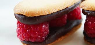 Langues De Chat Cookies Cat S Tongue Shaped Thin Cookies Ricardo Recipe Recipes Ricardo Recipe French Pastries