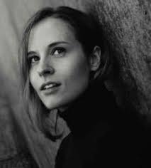 Hania rani is a pianist, composer and musician who, was born in gdansk and splits her life between warsaw, where she makes her home, and berlin her new album, the expansive, cinematic, 'home', is rebased on may 29th and finds rani expanding her palate: Hania Rani Diskographie Discogs