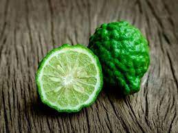 Bagi mengurangkan selsema atau demam, boleh ambil sebiji limau purut lalu. Scrub Limau Purut Untuk Rambut Kulit Kepala Sihat Lebih Cantik