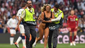 La banda se subirá al escenario minutos antes del saque inicial en el estadio metropolitano de madrid el sábado 1 de junio. El Dia Despues De La Invasion Que Ocurrio Con La Mujer Que Irrumpio En La Final De La Champions League Infobae