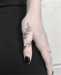 Charming And Gorgeous Finger Tattoo Ideas You Would Love To Try Finger Tattoo Finger Tattoo Designs Tiny Tattoos Small Tattoo Dovme Fikirleri Dovme Tattoo