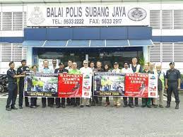Hasil siasatan itu, polis mengenalpasti identiti suspek dan meminta bantuan balai polis lain untuk membantu mengesannya. Hannah Yeoh On Twitter Good Job Rt Kenchia2366 Organised Jkp1 Crime Prevention Anti Dengue Banner Handingover To Balai Polis Ss17 Http T Co Qr8qra1w3t