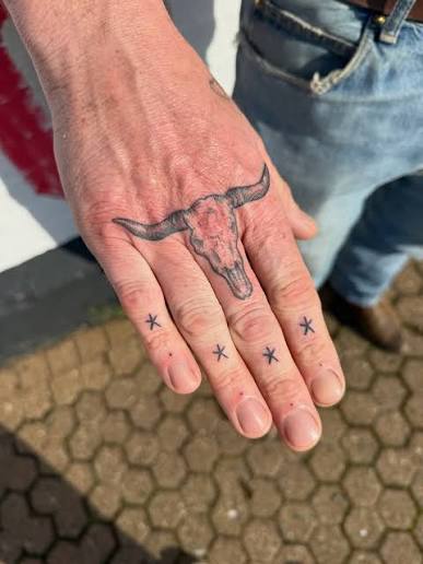 Are You Kiddin' Me? Longhorn Finger Tattoos 🤘 #longhorntattoo #longhorn # tattoo #leicester #fingertattoo