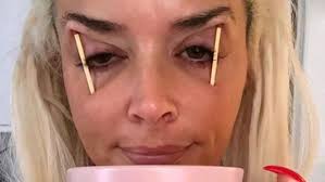 Das erste foto zeigt katzenberger ungeschminkt mit pickelchen, sommersprossen und leicht geröteter haut. Augen Auf Daniela Katzenberger Im Hallo Wach Modus N Tv De