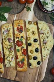 Rezept Focaccia Brot In Drei Kostlichen Varianten Tomaten Und Pinienkerne Oliven Knoblauch Und Rosmarin Einfac Focaccia Brot Rezepte Focaccia Brot Rezept