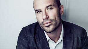 He represented sweden in the eurovision song contest 2005 with las vegas, finishing 19th with 30 points and in the north vision song contest 2 with frozen in my heart. Martin Stenmarck Musikaliska Madeleinekakor Hitsen Hjaltarna En Julig Intervju Jps Media