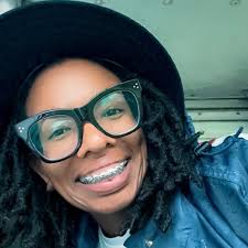 The people thrashing @talkintia in these replies are absolutely ridiculous.  She didn't say anything out of line. Sitting this out is a 100% valid  choice. I am also sitting it out. You