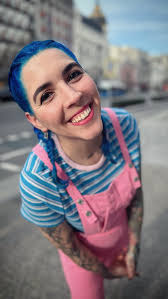 Esta portada, diseñada por el artista dominicano-estadounidense Jorge Burke,  es la que envuelve mi nuevo disco, “No Necesitamos Saberlo Todo”, que  saldrá el 24 de octubre. Llevo más de dos años trabajando