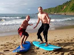 Ga surfen in de baai van la concha. Tandem San Sebastian Spanischkurs Und Surfunterricht