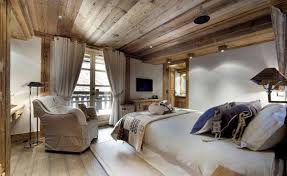 Create the modern, rustic bedroom of your dreams by marrying a mix of rugged materials and homey accents with super comfortable pieces. 21 Cheerful Rustic Bedrooms To Inspire You This Winter