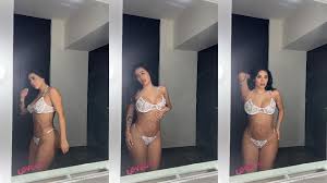 Kim Shantal probando bikini blanca en el espejo