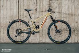 The santa cruz hightower has the same 135mm of travel has the tallboy lt it's designed to replace but its trail manners are vastly different. Santa Cruz Hightower Oder Megatower Der Vergleich Cycleholix