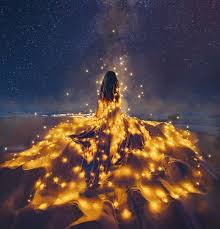 Kembali ke kawasan nusa tenggara timur, terdapat sebuah daerah yang memiliki keindahan alam berupa pemandangan bintang ketika malam hari. 10 Potret Keindahan Alam Bersama Gaun Wanita