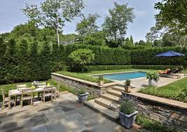 Carey Ezell Landscape Design Terrasse En Granit Et Marches Avec Retenue En Pier Avec Carey Sloped Backyard Pool Landscape Design Pool Landscaping