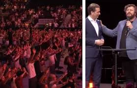 Österreichs bundeskanzler sebastian kurz (34) wird vater. Vater Wir Danken Dir So Sehr Kollektives Gebet Fur Kurz In Wien Video Kosmo