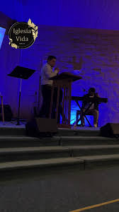 Que hermoso es ver a nuestros hermanos glorificar el nombre de Dios 🤍  #vigilia #iglesiavida #tiktokcristiano #fypシ #paratii