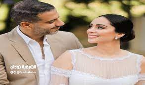 وظهر الفنان محمد فراج مرتديا بدلة كلاسيكية، وعروسته بسنت شوقى فستانًا باللون. Ddn3cvrozkzpom