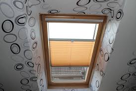 Auch Fur Dachfenster Immer Eine Gute Losung Plissees Ob Als Warmeschutz Oder Zur Verdunkelung Im Sc Dachfenster Dachfenster Rollo Gardinen Fur Dachfenster
