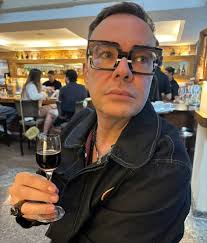 Eita São Paulo que eu amo. Pouco importa a fila de espera, o que importa é  a companhia e, eu sempre muito bem acompanhado do meu marido ZÉ!. Almoçando