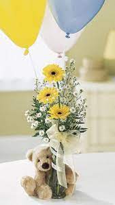 Réalisation d'une petite composition florale pour un baptême dans des tons de rose et blanc. 10 Astuces Pour Decorer Une Baby Shower Ou Un Bapteme Avec Des Fleurs Joli Baby