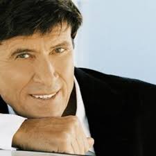 Born in 1944, as a child morandi sold soda and candies at the local movie theater in his native town of monghidoro to make ends meet. Gianni Morandi Videos Songs Albums Concerts Photos Letsloop