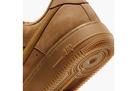 Vil du opnå et fedt look som samtidig er behageligt? Nike Air Force 1 Low Flax 2020 Release Info Hypebeast