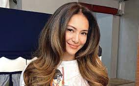 โย ยศวดี อดีตนางแบบชื่อดัง โพสต์ข้อความระบุว่า สรุปว่าผลออกมาเป็น positive ค่ะ ไม่เป็นไร covid มันอยู่กับเรามาตั้งนานแล้วก็จะขอสู้ต่อไปจากนี้อีก. Kptg9obumwas2m