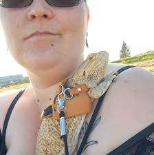 any young/teen moms wanna be friends lmk! i'm 17 soon to be 18 w/ an 8  month old lil boy. i've js been getting tired of being stuck in the house.  i'm