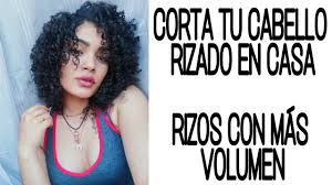 Las capas cortas y rizadas dan tanto volumen como movimiento al cabello. Asi Corto Mi Cabello Rizado En Capas Rizos Con Mas Volumen Nicole Stef Youtube