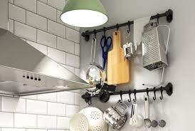 Ganchos, vitrinas, rieles y soportes para pared. Como Aprovechar El Espacio En Una Cocina Pequena