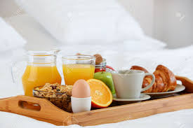 Der weiche untergrund aber denkbar ungünstig zum entspannten essen. Fruhstuck Im Bett Im Hotelzimmer Unterkunft Lizenzfreie Fotos Bilder Und Stock Fotografie Image 51291248