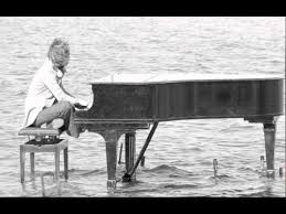 Éclats de voix il me donne sans me le dire la violence de ses regards voilà tout simplement je l'aime quand je lui joue du piano ses cheveux caressent mon dos je lui donnerai ma musique une nuit sur son épaule. Veronique Sanson Une Nuit Sur Son Epaule One Night On His Shoulder Veronique Sanson Verone Eddy Mitchell