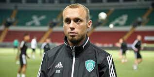 Игрок команды ахмат пробивает в створ ворот. Sadulaev O Glushakove Denis Ochen Krutoj Paren Futbol 24