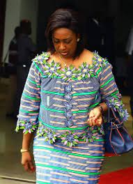 Pagne baoulé tissé à la main en cote d'ivoire. L Elegance En Pagne Baoule Latest African Fashion Dresses African Fashion Skirts African Fashion Women Clothing