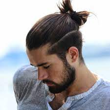 Bakımı zor, kullanımı zahmetli olsa da, kimi erkeklerin saçlarını uzun kullanmayı tercih ettiğini görüyoruz. 2017 Erkek Topuz Sac Modelleri Erkek Sac Modelleri Uzun Sac Modelleri Erkek Sac Kesimleri