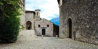 Nei pressi dell'albergo san giacomo apartments a riva del garda, hai la possibilità di prenotare una camera nelle strutture seguenti: Das Kleine Dorf San Giacomo In Gargnano Blog Booking Tebaide