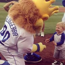 After Helping His Dad Throw Out The First Pitch Chiefs Quarterback Alex Smith S Son Hayes Had Some Fun Hanging Will Smith Making Friends Kansas City Royals