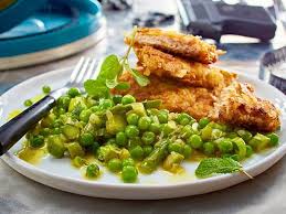 Schnitzel In Knuspriger Chips Panade Mit Knackigem Fruhlingsgemuse Rezept Lecker Rezepte Schnitzel Lecker