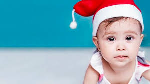 Petit Bébé Avec Chapeau De Père Noël Pose Pour Une Séance Photo. Concept De  Fête Les Vacances De Noël Et Du Nouvel An Et Espace De Copie Pour Le Texte.  Banque D'Images