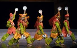 Beberapa jenis tari tradisional yang menggunakan pola lantai adalah tari saman dari aceh dan tari pendet dari bali. Tarian Daerah 34 Provinsi Beserta Gambar Dan Asal Daerahnya