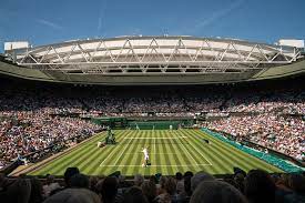 Descrizione sequenze:falkemburg esce dall'automobile ; La Magia Di Wimbledon Il Torneo Di Tennis Piu Bello Del Mondo