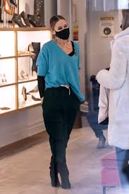Sarah jessica parker is an american actress and producer. Sarah Jessica Parker Makes Sweatpants Look Glam With Studded Boots Footwear News