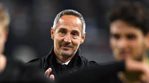 1992 wechselte der mittelfeldspieler zu dem grazer ak und später zum sv austria salzburg. Eintracht Frankfurt Adi Hutter Im Gesprach Vor Dem Arsenal Spiel