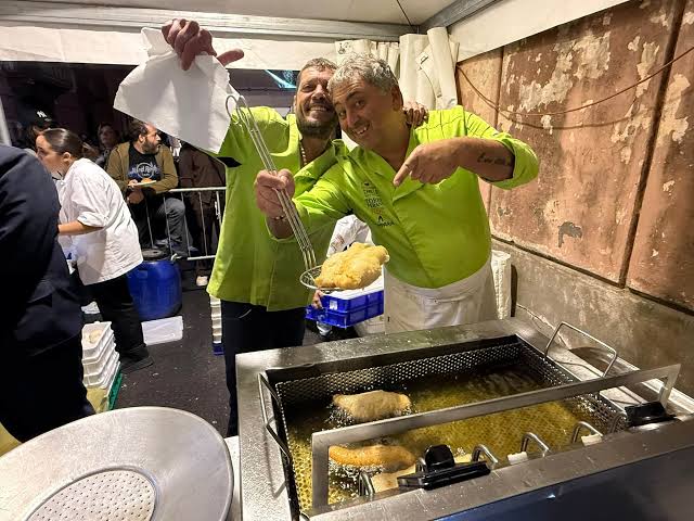 🔴 &ldquo;A Vico per Cacio&rdquo;, grande finale per la festa dei maestri casari di Vico  Equense Grande finale per la due giorni di &ldquo;A Vico per Cacio&rdquo;, la festa  dedicata ai maestri