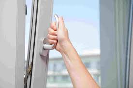 Beispielsweise muss man es tun, wenn man das fensterglas wechseln oder das gesamte fenster ausbauen möchte. Kippfenster Aushangen So Machen Sie Es Richtig