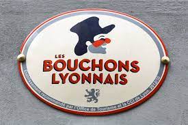 La tournée des bouchons s'achève avec une halte rue des marronniers, à deux pas de la place bellecour, avec un menu purement traditionnel préparé par les bouchons aux 3 cochons et chabert & fils. Bouchon Lyonnais Origine Specialites Meilleurs Bouchons Lyonnais
