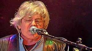 I camaleonti, band dalla carriera lunghissima, sono importanti esponenti del pop melodico italiano degli anni '60 e '70, autori di numerosi classici e per certi versi anche vera e propria. Ohksaxttwmojym