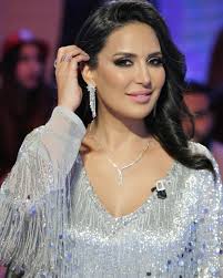 Ce soir la soirée du nouvel an sur @elhiwarettounsi.tv Dress  @gypset_couture Bijoux @azar_diamonds Mise en beauté @rania.saad.makeup.artist  Photocredit @elyes.aouinet